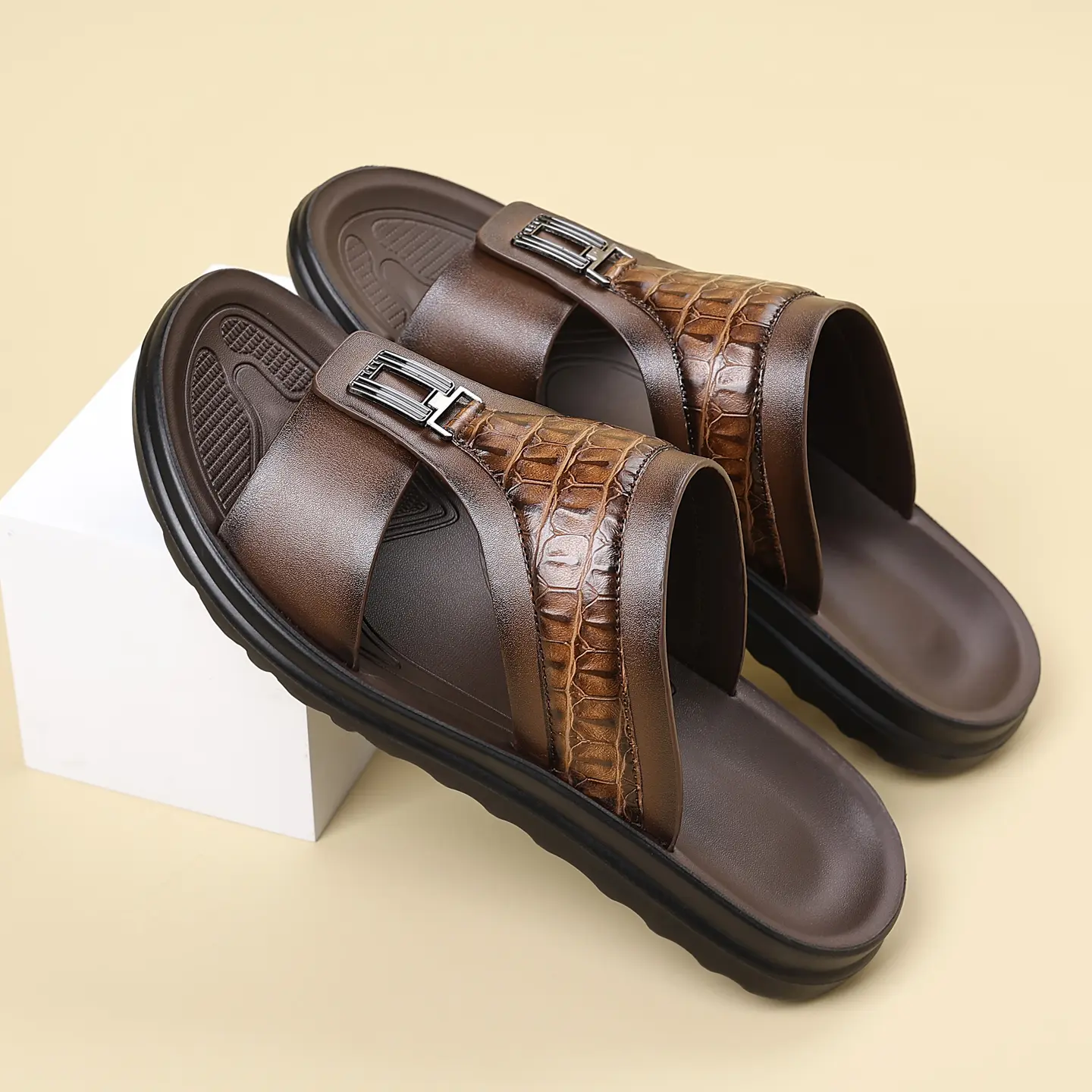 Men's Sandals Comfortable Arch Support Summer Beach Flip Flops with Lightweight Cushion Sole Casual Sandls Summersandals