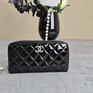 Pre-owned CHANEL leather Clutches & Wristlets Quilted Patent Zippy Wallet with Crystal CC Logo 47132