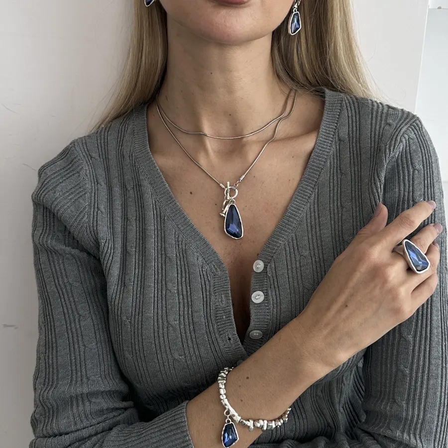 Fashionable and elegant faceted metal pendant necklace with diamonds, personalized and creative jewelry set for women