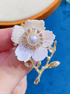 Beautiful Plum Blossom Flower Brooch, Sparkling Crystal Fashion Accessory, Perfect Gift for Women, Daily Wear & Holiday Gatherings