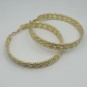 Arracadas de oro laminado de alta calidad.