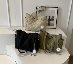 Women's Elegant Quilted Tote Bag with Cute Charm, Large Capacity Shoulder Bag for Daily Used, Casual Trendy Versatile High-quality Daily Commuting Bag