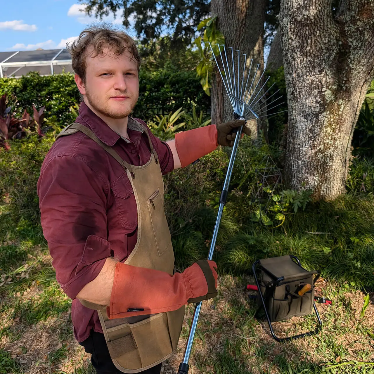 Telescopic Leaf Rake - Perfect for Garden Cleanup, Space Saving Tool