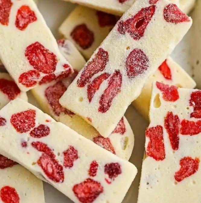 6-Pack Strawberry Milk Cake & Mango Milk Cake, Assorted Soft Milk Cake Combo with 2 Fruit Flavors. Includes 3 bags of strawberry milk cake and 3 bags of mango milk cake, individually wrapped. Soft and creamy treats, perfect for party desserts.