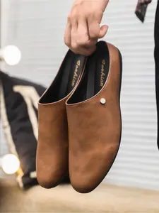 The laid-back vibe of summer 2026 and the summer sophistication for guys all rely on these black leather half-slip-on shoes Walking Shoes