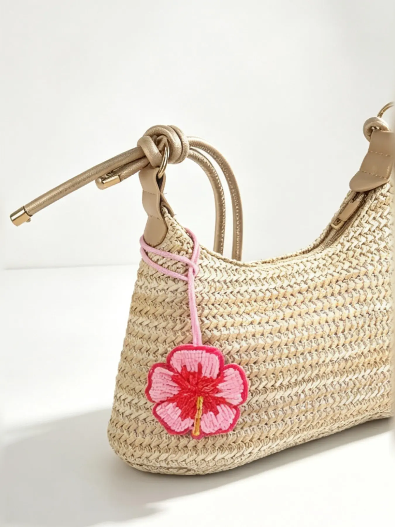 New Fashion Hibiscus Beaded Embroidery Bag Charm, Unique Backpack Decoration, Suitable for Straw Bags and Beach Bags, All Seasons, Flower Bag Charm, Fashion Bag Charms
