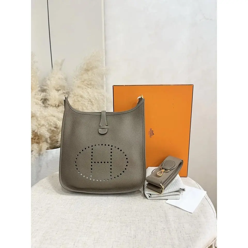 Pre-owned Hermes Evelyne III 29 in Etoupe Taurillon Clemence with Gold Tone Hardware XJ045