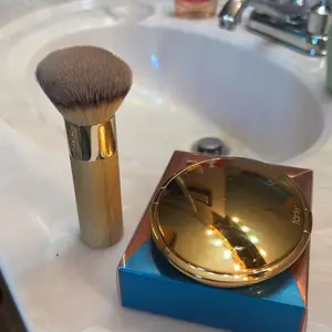 the buffer™ brush - fluffy, dome foundation brush