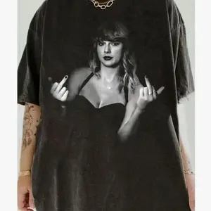 T-Swizzle Middle Finger Shirt, T-Swizzle Shirt, Era Tour Shirt UnisexT-Shirt for Men & Women, Funny Vintage Style, Perfect Nostalgic INZ EWO IU8