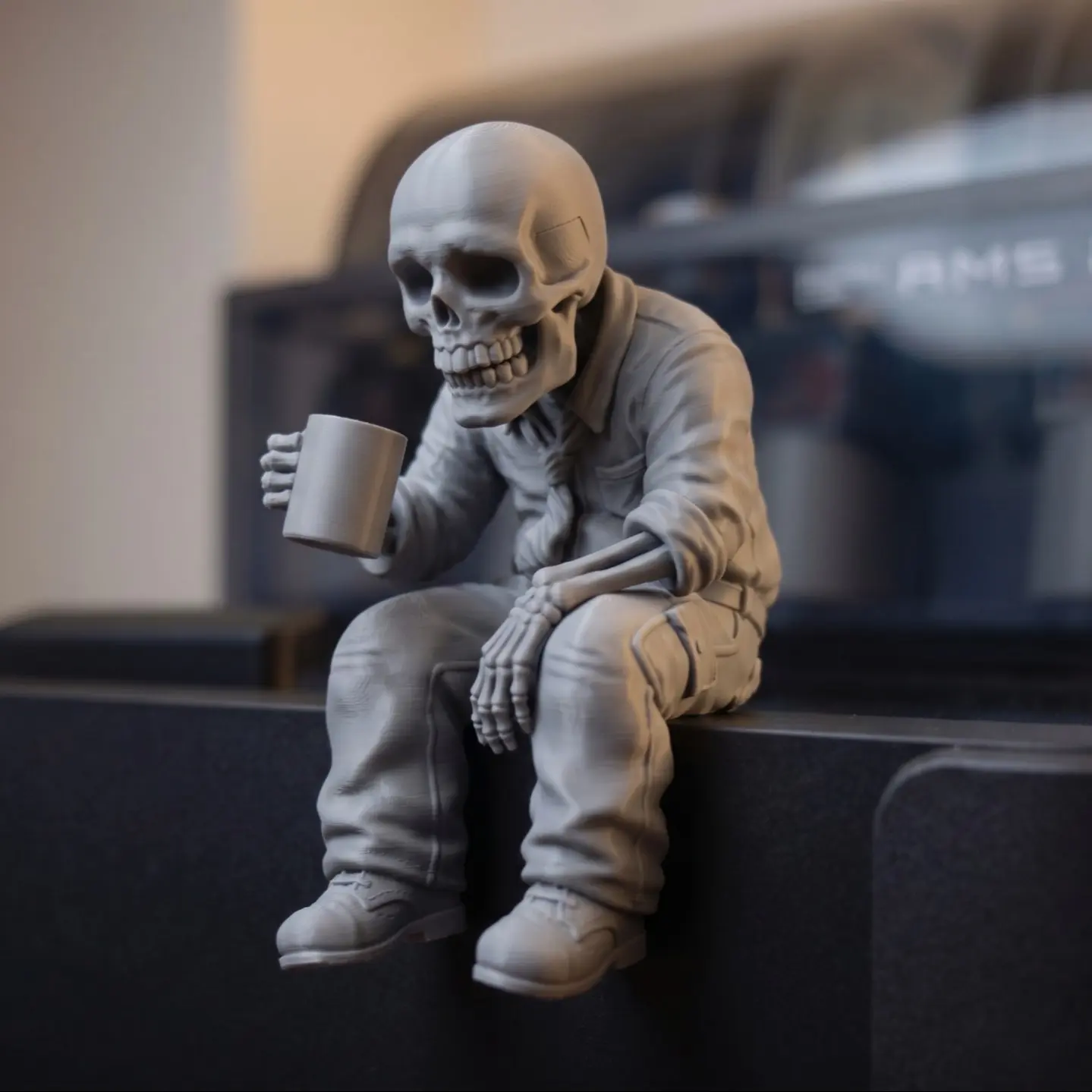 8cm Work Burnout Skeleton Ornament, Funny Coffee Skeleton Desk Decor, Desktop Ornaments, Gothic 3D Printed Statue for Home Office, Sarcastic Work From Home Companion, Printed Home Ornaments, Creative Home Decor