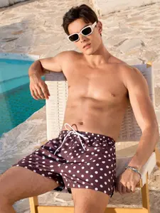 Men's Polka Dot Swim Trunks, Fashionable Beach Shorts, Summer Swim Trunks, Quick-Dry Breathable, Casual Gymwear, Slim-Fitting Above the Knee, Swimming Trunks