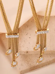 A multi-layered silver diamond studded tassel necklace with multiple shiny fine chains and diamond studded horizontal buckles, light luxury and agile, suitable for dinners, dates, parties and other occasions.
