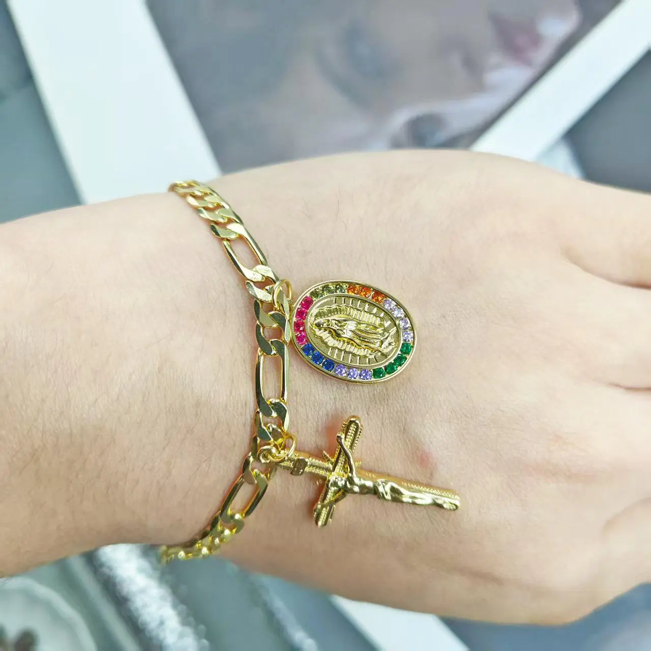 Vintage Virgin Mary Bracelet 14K Gold Coated Catholiccore Aesthetic Religious Jewelry for Women Mother Mary Medal Pendant Retro Spiritual Gift Tarnish Resistant Old Money Style