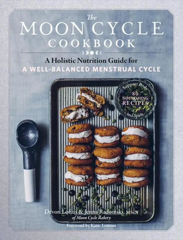 The Moon Cycle Cookbook: A Holistic Nutrition Guide for a Well-Balanced Menstrual Cycle -- Devon Loftus - Paperback