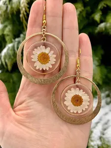 1 Pair of Bohemian Style Daisy Circular Resin Pendant Earrings for Women, Retro Creative and Personalized Party Vacation Earrings