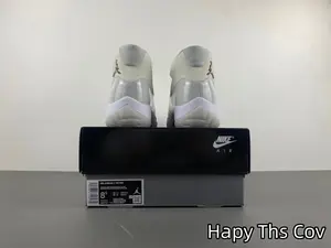 Neutral Two-tone Mid-height Sport Footwear | Breathable Cream Mesh With Shiny Gray Leather Toe Cap | Frosted White Wear-resistant Traction Outsole With Black Inner Grip | All-season Casual Street Matching & Ball Practice