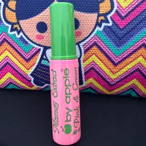 Pink and green Mascara mamey extract