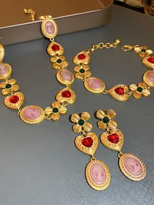 Vintage Style Flower Portrait Necklace with Rhinestone Heart Pendant, Elegant Jewelry for Women, Perfect Gift Idea