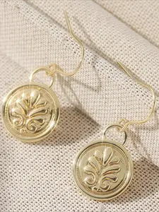 1 pair of classic simple pattern engraved round coin-shaped pendant earrings, High Quality Earrings, very suitable for women's daily wear and holiday occasions. Ideal gift for female friends and colleagues.