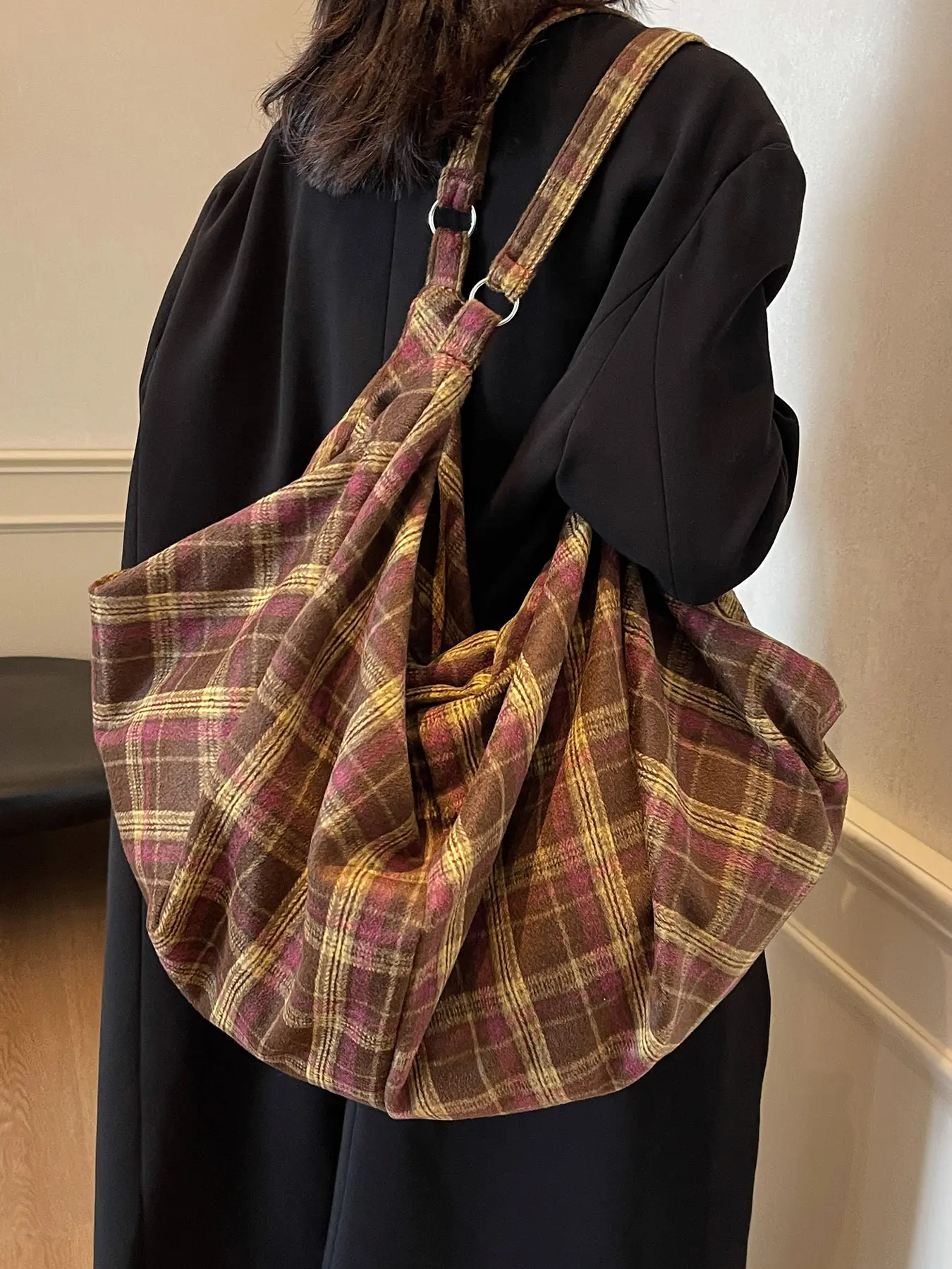 Niche design plaid retro single shoulder tote bag,  fashionable  lazy feeling casual single shoulder bag,   trend practical large capacity suitable for students to to class, commute, shopping and travel.