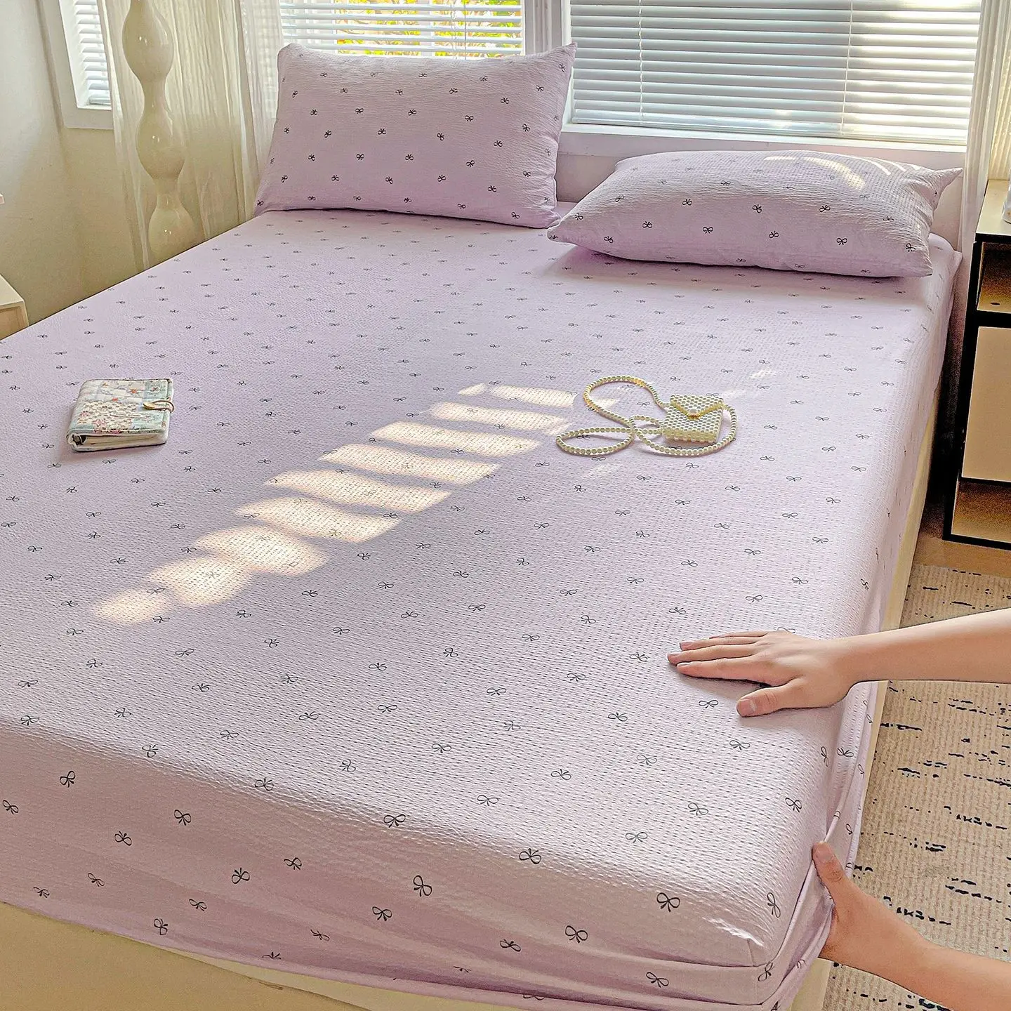 3pcs Heart Bow Dot  fitted  sheet Set, 1 fitted sheet + 2 Pillowcases, Soft Breathable Mattress Protector, Universal Theme, Soft Bedding Sets, Soft Comfy Bedding, Bed Sheets