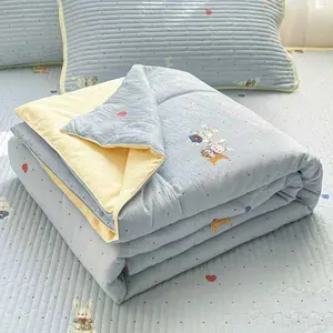 Wrinkle-Resistant Korean-Style Polka Dot Rabbit Print Summer Lightweight Cozy Throw Blanket Ultra-Soft and Skin-Friendly Air-Conditioning Blanket / Summer Cooling Blanket Ideal for summer use in bedrooms, offices, beds, living rooms, and home relaxation