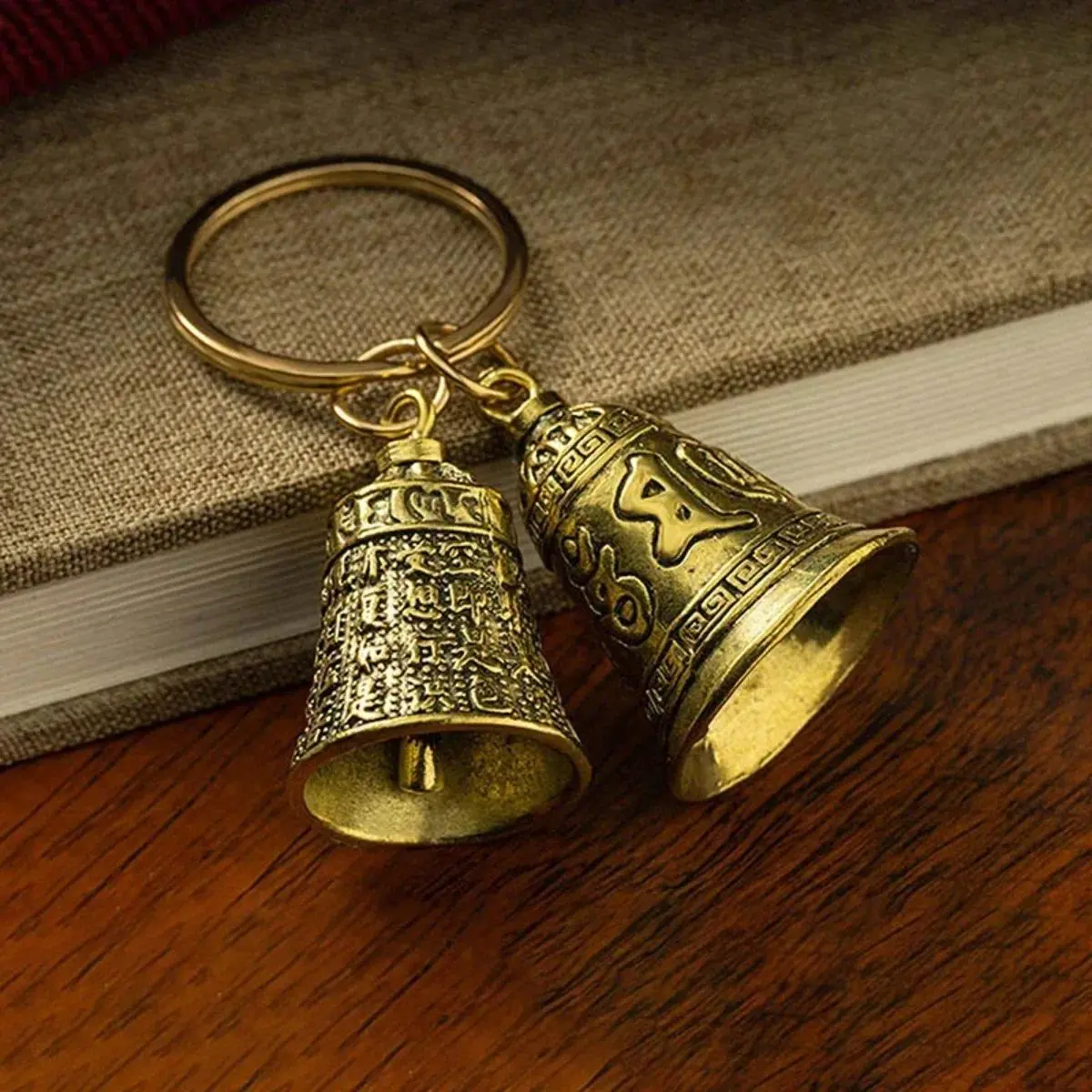 Stylish Carved Bell & Twill Scarf Keychain - 6-Letter Mini Charm, Key Accessories for Women’s Luggage, Car Bag Keychain, Party Gift, Stylish Keychain
