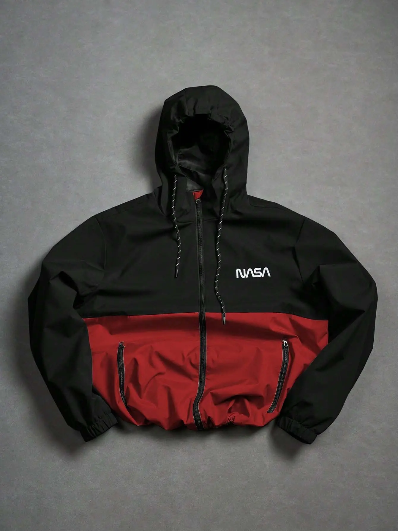 One piece men’s hooded jacket with color-block letter print, urban casual style, featuring color-block panels, zippered pockets, and a drawstring hood. Smooth yet structured fabric—ideal for men’s everyday commuting, strolling, and exploring shops; relaxe