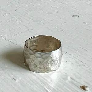 Thick hammered .925 silver band jewelry design