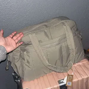 BAGSMART Puffy Lightweight Gym Travel Duffel Bag , 3 Sizes: M(Personal Item, With Wet Pocket)& L(Carry-On, With PVC Toiletry Bag)and Ita Bag Size(Clear Display Window) , Women's Weekender Bag SpringStatements