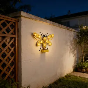 Metal Bee Outdoor Wall Decor, Waterproof Solar Light, Decorative Solar Light, Garden Fence Art Decoration, Perfect Gift for Mom, Grandma, Women, Hangable for Patio, Porch, Yard