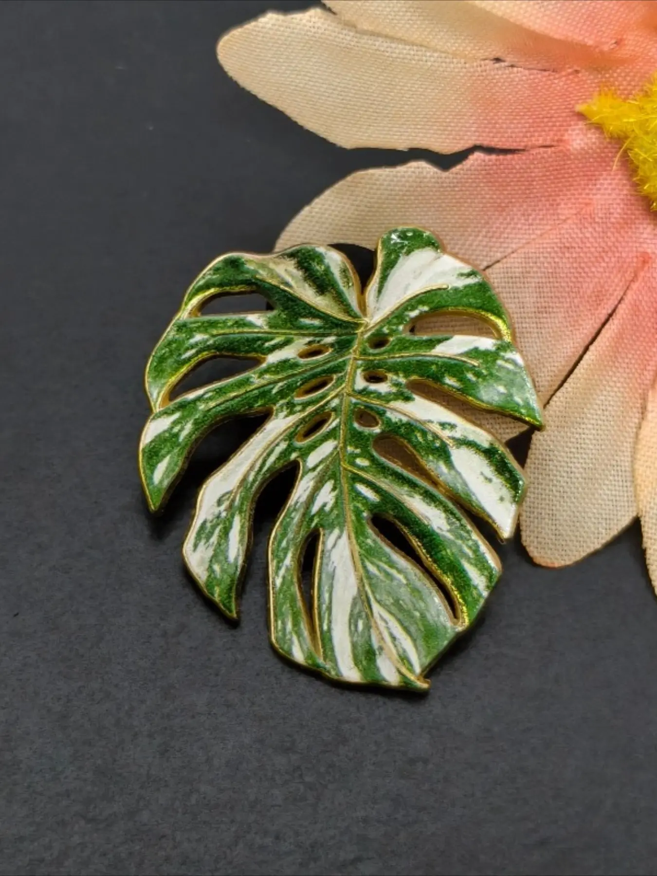 Variegated Monstera Leaf Enamel Pin, Green White Tropical Plant Brooch Monstera Deliciosa Lapel Badge, Botanical Pin for Houseplant Enthusiasts, Enamel Lapel Pins