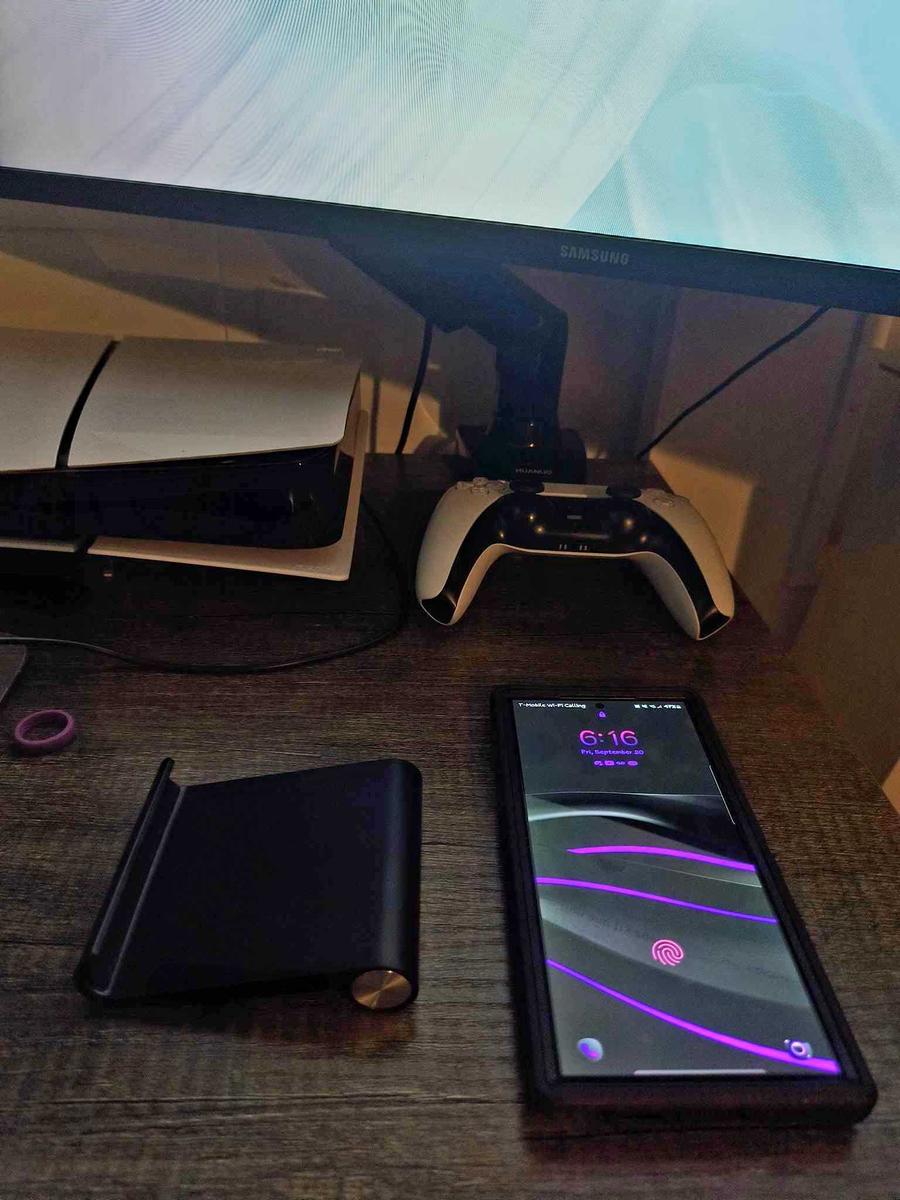 Item: Black - Phone Stand 