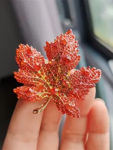 Elegant Maple Leaf Brooch Pin, High-End Women's Fashion Accessory, Vintage Style Chest Flower, Unique Design Lapel Pin