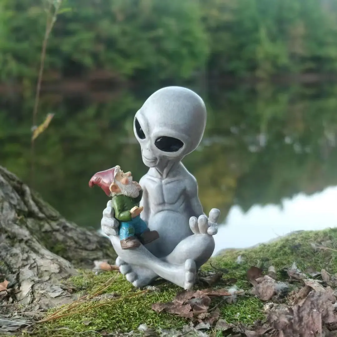 Alien Holding Dwarf Garden Gnome Figurine, Resin Sculptures, Garden Sculptures and Decor, Yard Decoration, Outdoor Garden Accessories, Exterior Decorative Statues