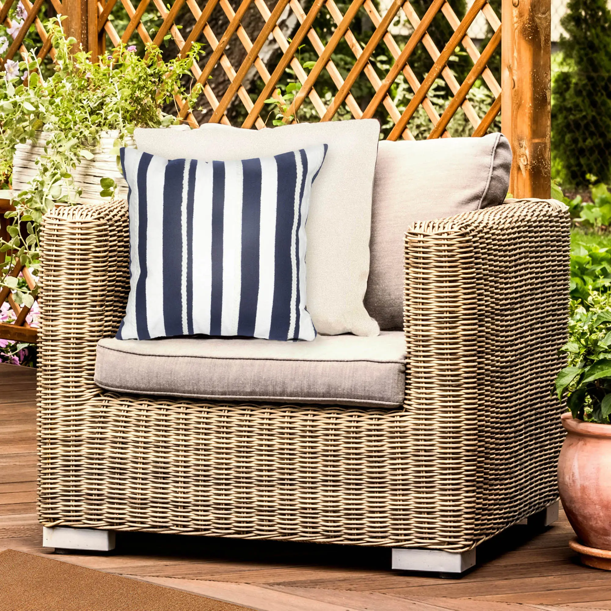 Lush Decor VISIONS II Handmade Indoor/Outdoor Fabric Cushion - Traditional Nautical Marina Stripe Soft Cushion with Embroidery, Polyester Felt, Ideal for Porch, Soft Cushions, Cushions For Porch