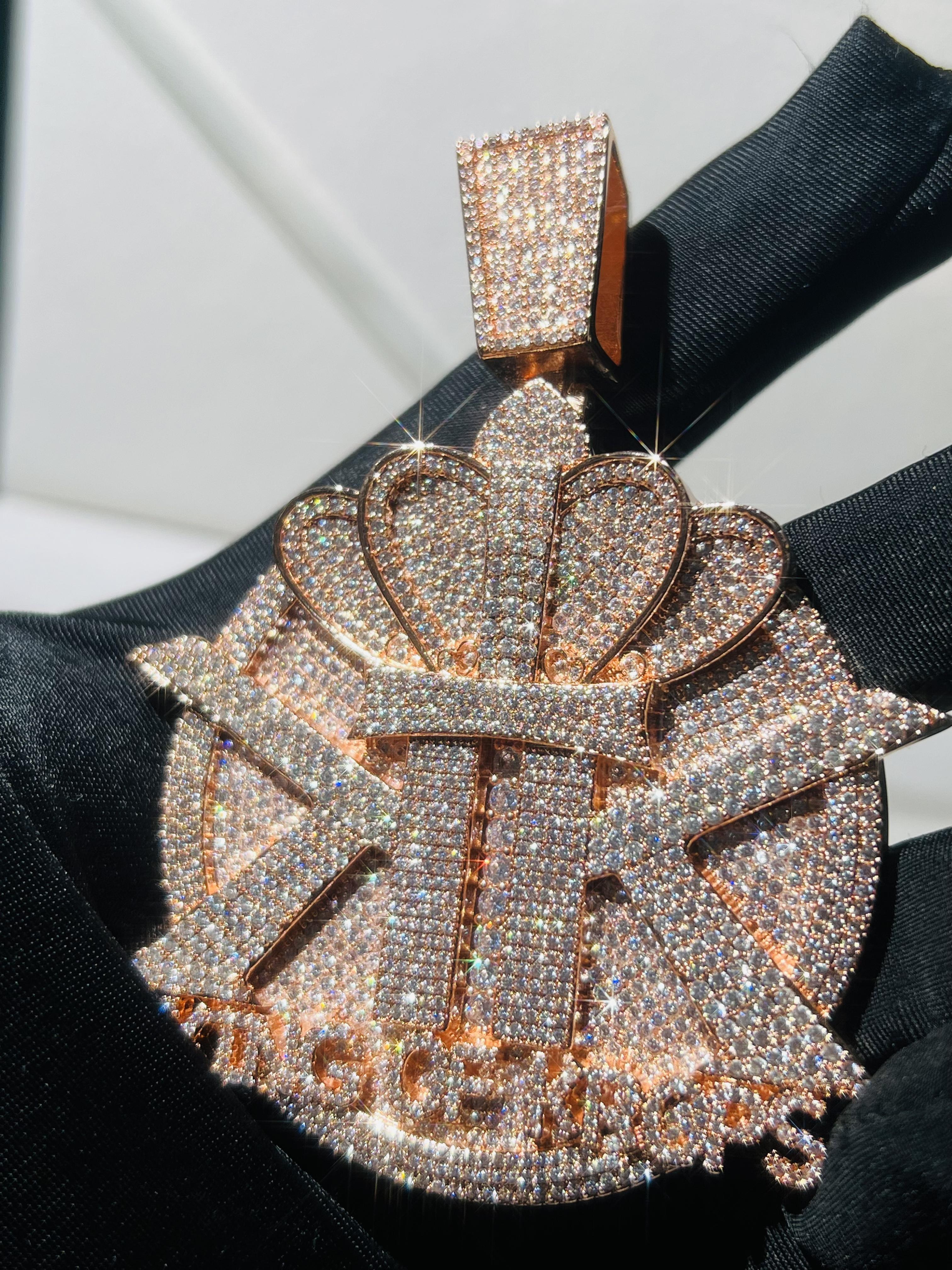 Newly designed custom KK pendant 3D crown KK custom logo iced silicone pendant, high-quality electroplated sparkling crown pendant, street hip-hop culture jewelry pendant, Valentine's Day, Father's Day, Mother's Day premium hip-hop gift ...