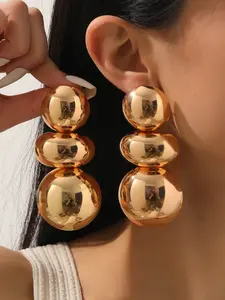 Retro & Edgy! Oversized Gold Bubble Earrings. Inspired by 90s and 2000s fashion, this bold 3-ball design is perfect for elevating casual outfits. Lightweight yet dramatic, suitable for music festivals, club nights, and daily wear. An ideal gift for her🎁