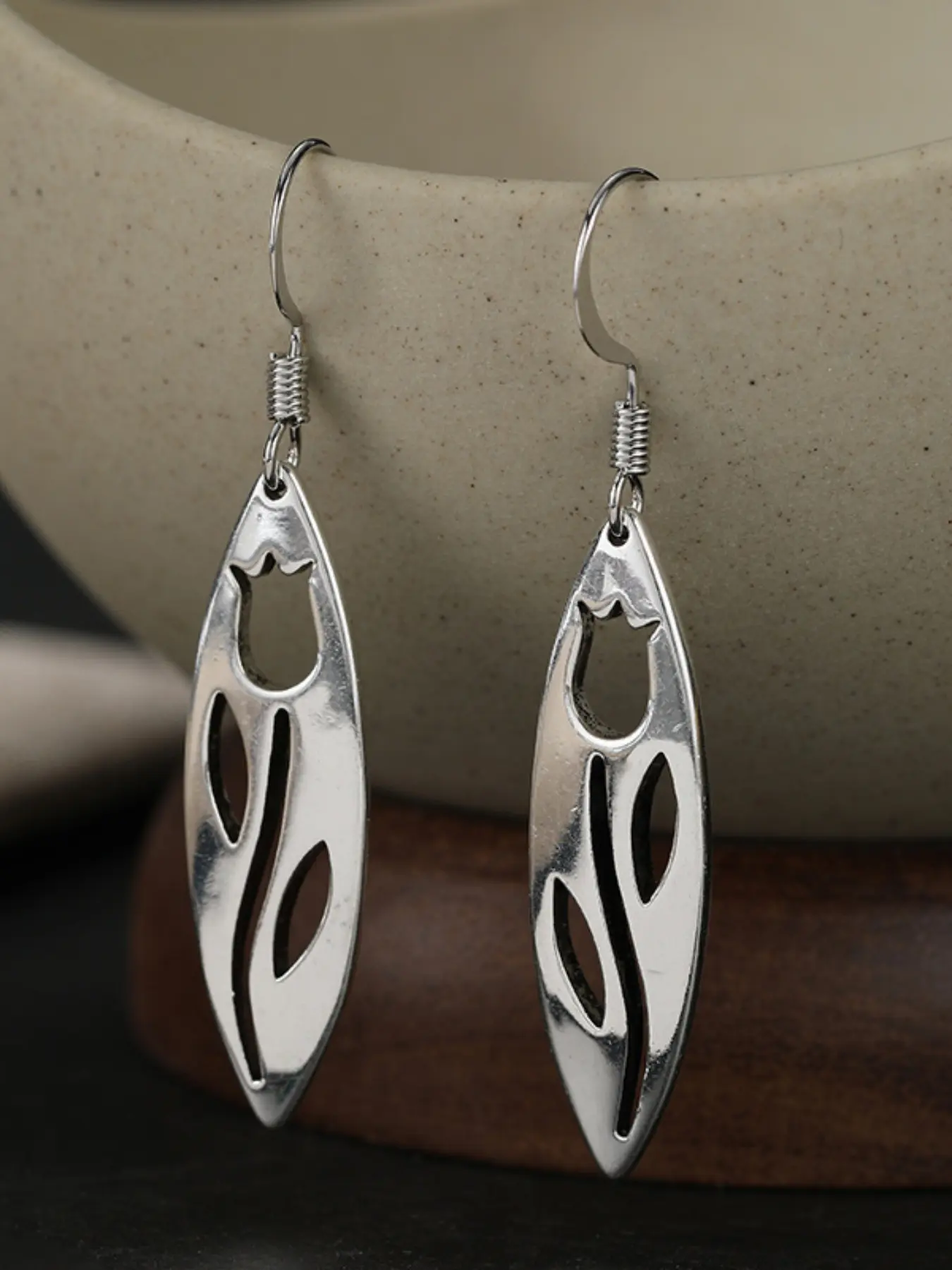 Retro Hollowed Out Tulip Patterned Dangling Earrings for Women's Artistic Travel Wear, Niche Personalized Accessories