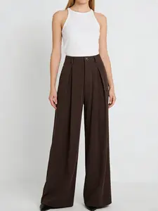 A fashionable coffee colored high waisted pleated wide leg suit pants for women, with pleated design to enhance texture and high waisted silhouette to show leg length. Suitable for commuting to work, shopping, outdoor activities, indoor and outdoor wear