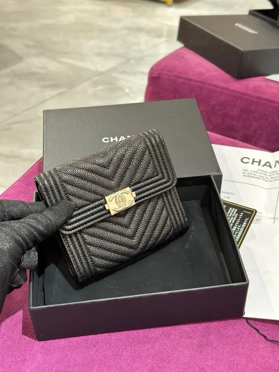 Pre-owned CHANEL Black Gold Caviar V Quilted Texture Tri Fold Short Wallet (2411135)