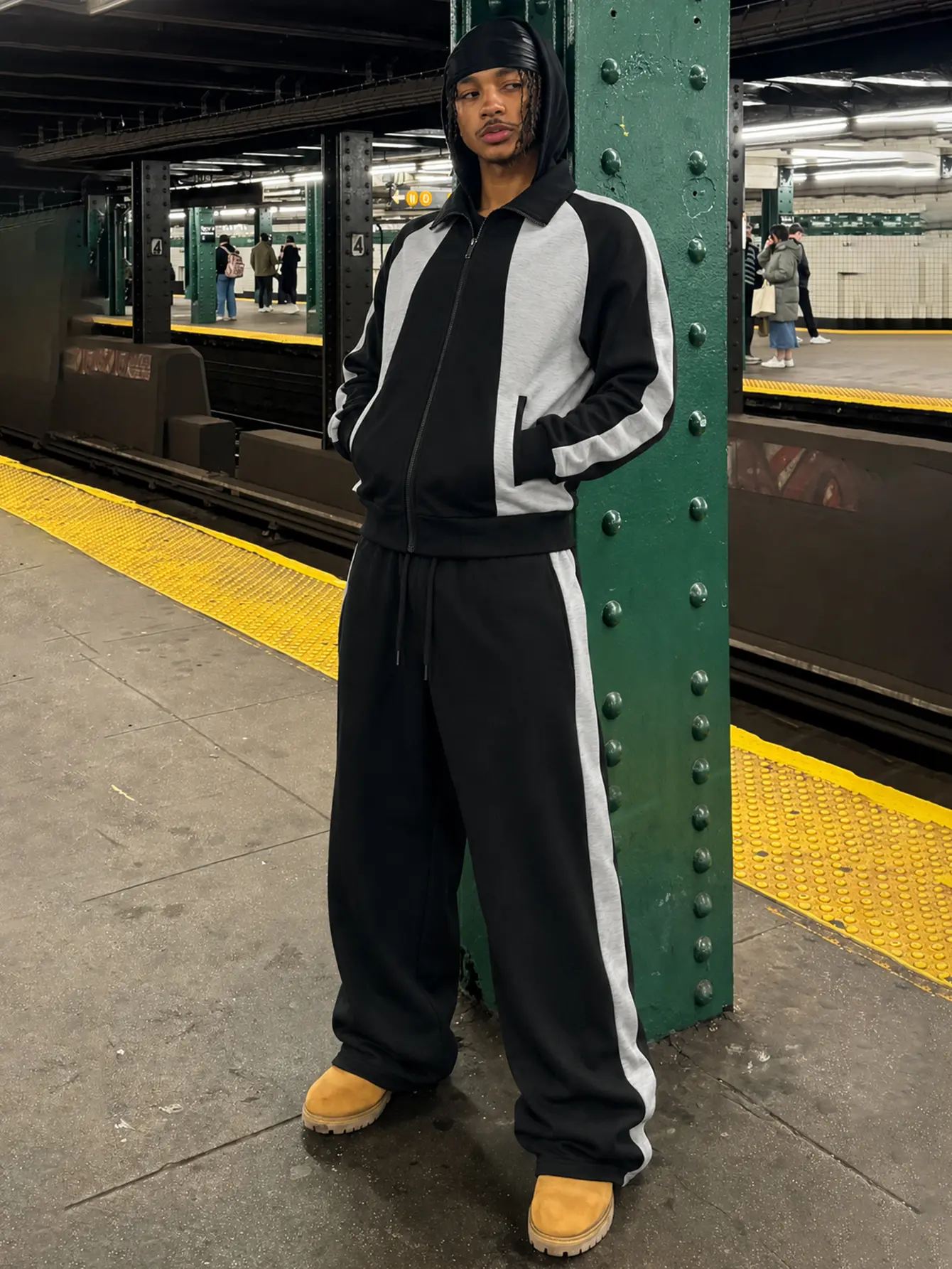 Men’s zip-up sweatshirt set with a turn-down collar, featuring contrast-line wide sweatpants—two-piece set. Trendy streetwear American high-street style; casual and versatile, suitable for workouts, everyday gatherings, and street outfits.