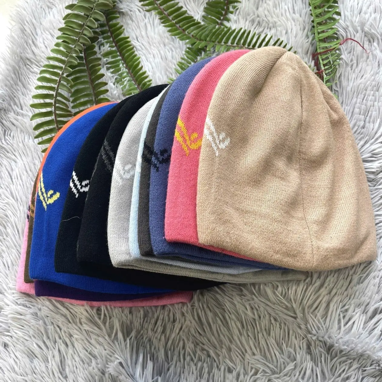 Trendy Y2K wool beanie – warm, breathable and comfy, Ideal for skiing, mountain hikes & winter streetwear looks.