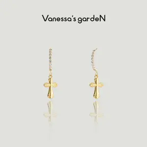 Golden Wave Collection – 18K gold cross-shaped earrings