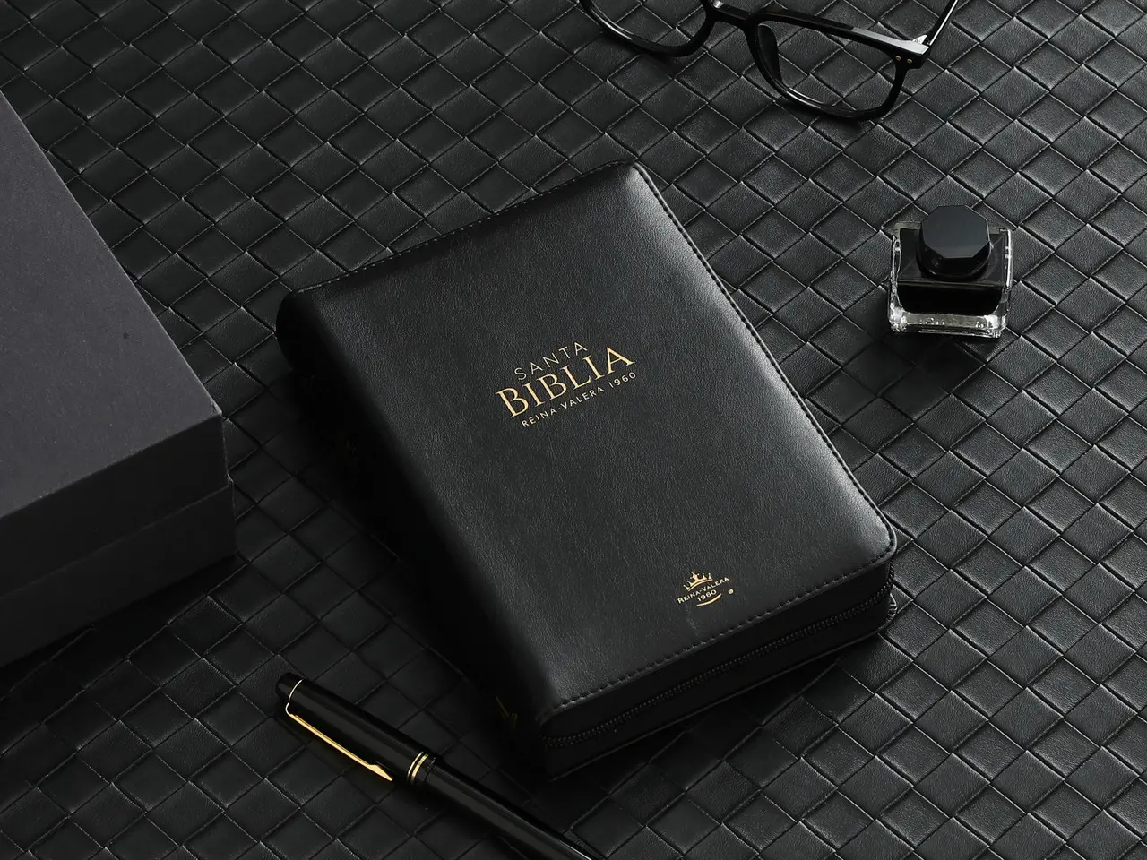 Santa Biblia Letra Grande Tamano Portatil Reina Valera 1960 Piel Imitation Black Closure Spanish Language Bible for Personal Study or Group Gatherings