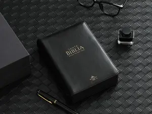 Santa Biblia Letra Grande Tamano Portatil Reina Valera 1960 Piel Imitation Black Closure Spanish Language Bible for Personal Study or Group Gatherings