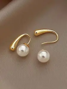 A pair of fashionable and high - end unique pearl earrings with a retro and light - luxury style. They are suitable for young women who like elegant accessories.