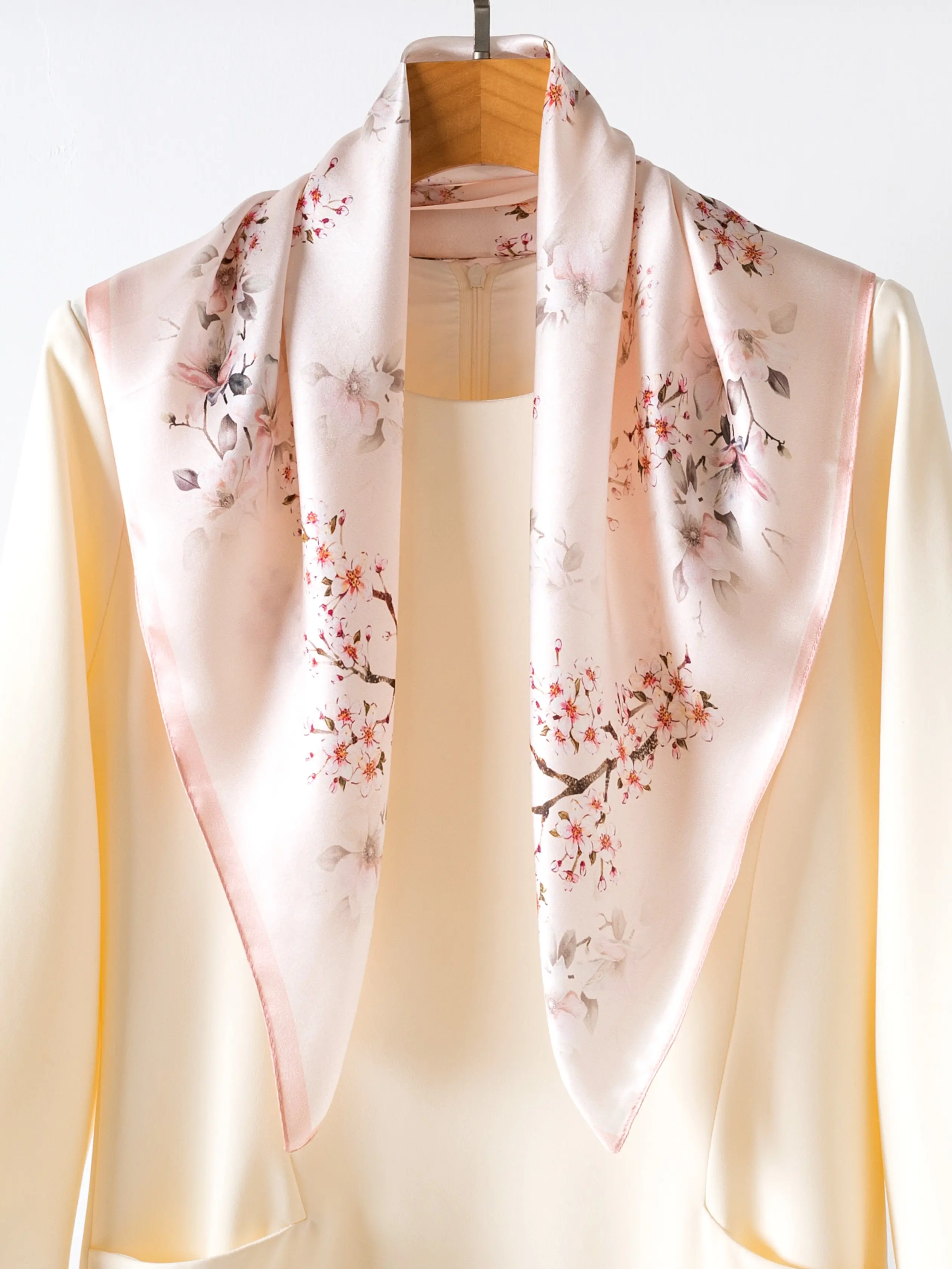 65cm*65cm Light Silk Scarf, Traditional Floral Pattern, Elegant and Luxurious, 100% Mulberry Silk, Breathable, Ideal for Mother's Day Gift