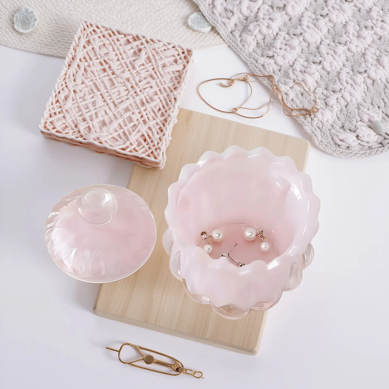 Set of 2 pink glass jewelry boxes, girl-style transparent embossed storage boxes suitable for storing jewelry, ideal for desktop decoration and gifting