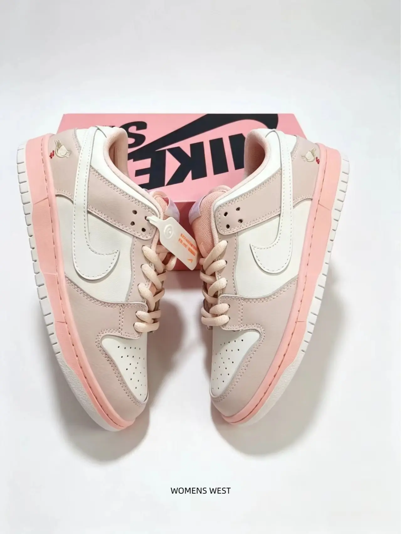 These low-top casual sneakers combine soft pale pink suede and creamy white leather. Gentle pastel tones deliver sweet aesthetic vibes perfect for spring daily outfits.